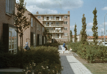831295 Gezicht in de Rijnenburglaan te Utrecht met op de achtergrond een flatgebouw aan de Huis te Vlietlaan.